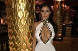 Британская модель надела платье с роскошным декольте