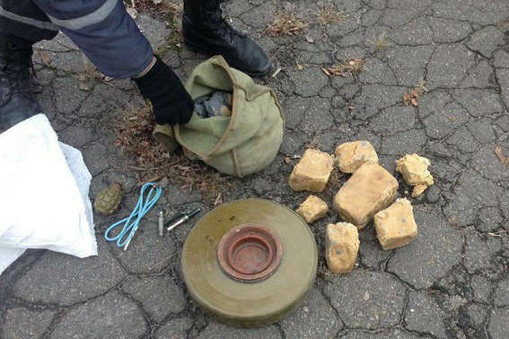 Міну, гранату і 10 кг тротилу знайшли на даху нежитлового будинку правоохоронці Луганщини
