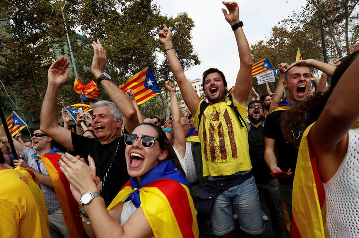 В Барселоні святкують проголошення незалежності Каталонії. Фотогалерея