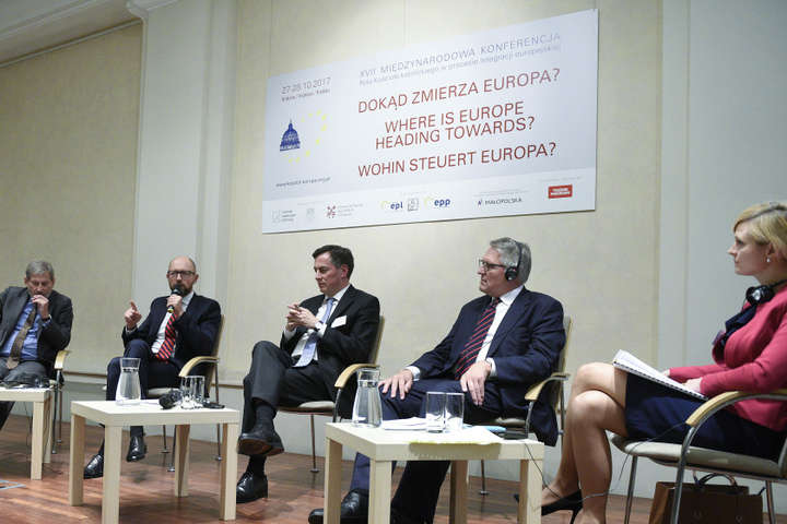 Яценюк на конференції у Кракові: політика замирення агресора ніколи не приведе до миру