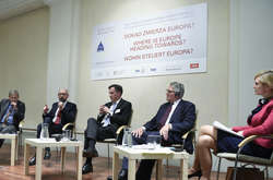 Яценюк на конференції у Кракові: політика замирення агресора ніколи не приведе до миру