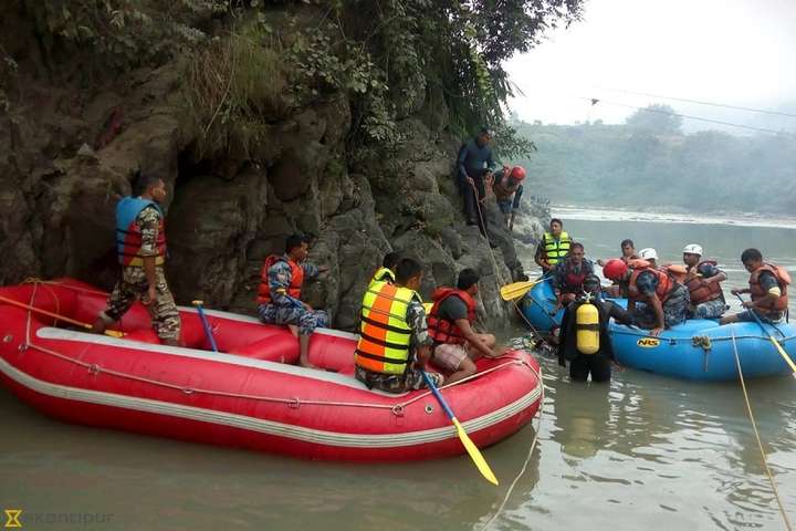 У Непалі автобус впав у річку: більше десятка загиблих