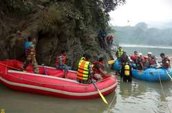 У Непалі автобус впав у річку: більше десятка загиблих