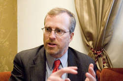 Екс-глава Freedom House виступив за посилання санкцій проти Росії