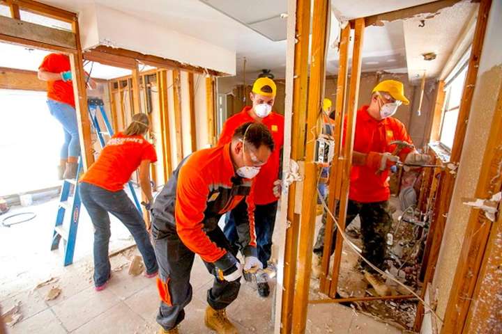 Forbes: онук Кучми розчищає будинки Х’юстона після урагану Харві