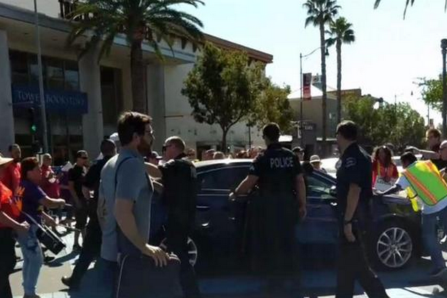 У Каліфорнії автомобіль намагався в’їхати у натовп демонстрантів