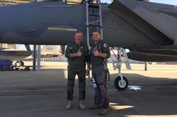 Муженко політав на американському винищувачі: фото