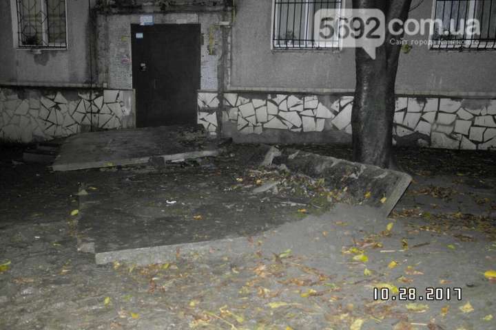 На Дніпропетровщині на підлітків звалився бетонний навіс над під’їздом