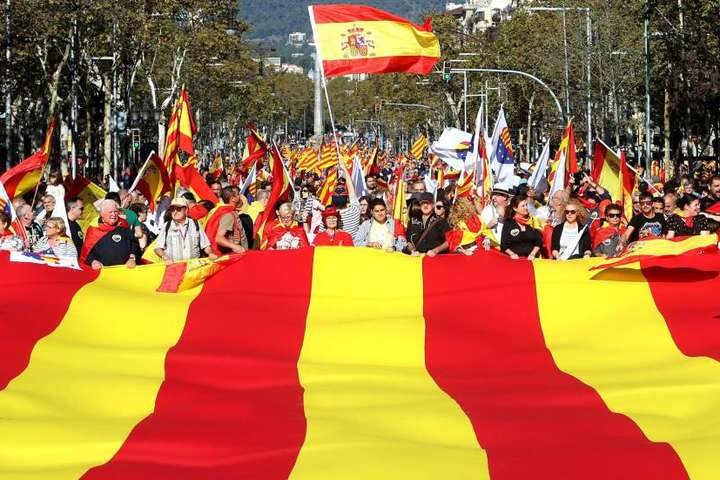 Сотні тисяч прихильників єдності Іспанії вийшли на вулиці у Барселоні