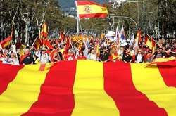 Сотні тисяч прихильників єдності Іспанії вийшли на вулиці у Барселоні