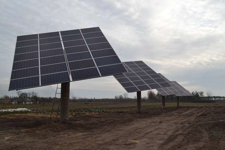 На Полтавщині підприємець побудував потужну сонячну електростанцію на власному полі