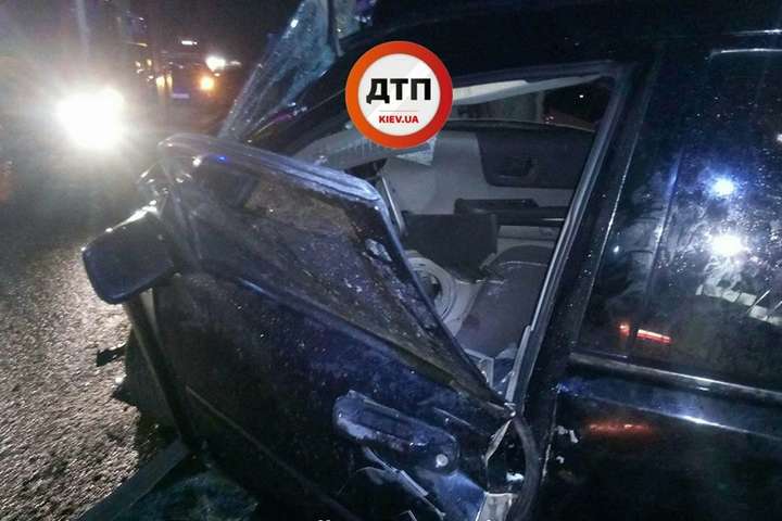 У Києві авто на швидкості врізалося у стовп: є потерпілі