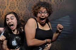 20 забавных снимков, сделанных скрытой камерой в комнате страха