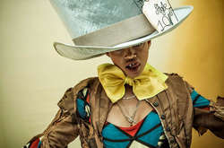 В стиле «Алисы в Стране чудес»: В сеть попали первые кадры нового календаря Pirelli 2018