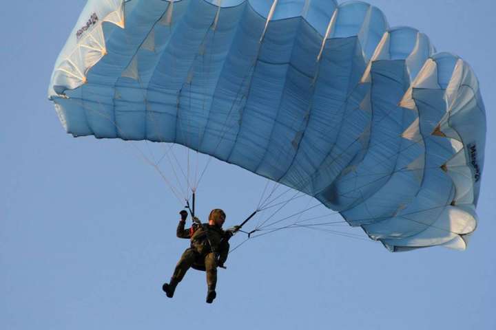Міноборони Росії збільшить закупівлю спеціальних парашутів
