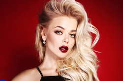 Сбежавшая в РФ украинская певица шокировала нарядом на Хэллоуин