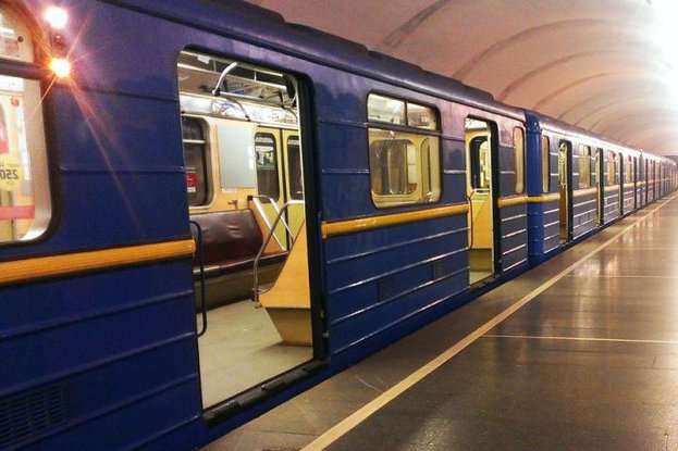 Коллапс в киевском метро: пассажир упал на рельсы