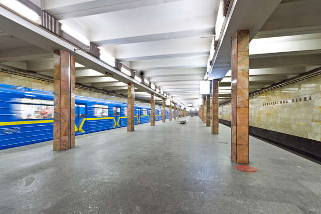 Синя гілка столичного метро не працювала через падіння пасажира