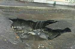 В Киеве автомобиль рухнул под асфальт (фото)