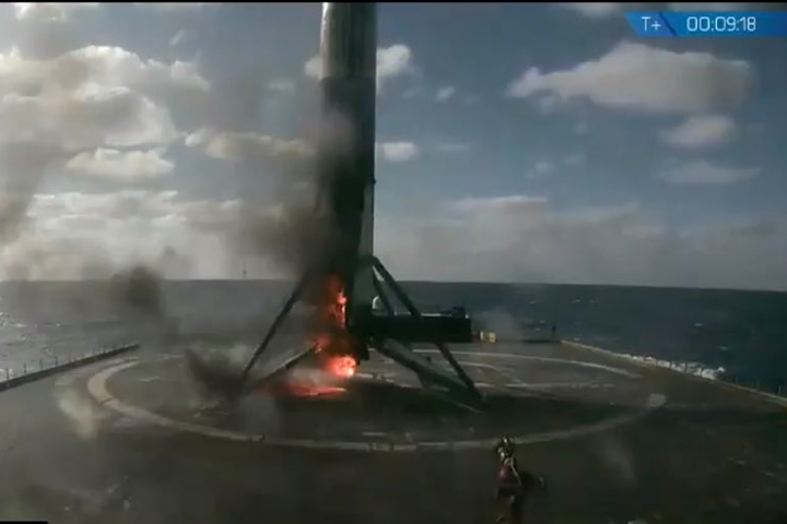 Ракета-носій Falcon 9 успішно вивела супутник на орбіту, але при посадці загорілася