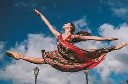 Фотограф підкорює мережу пристрасними фото танців в умовах мегаполісів