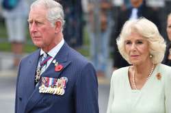 Нарушили этикет: Принц Чарльз и Камилла поцеловались на публике 