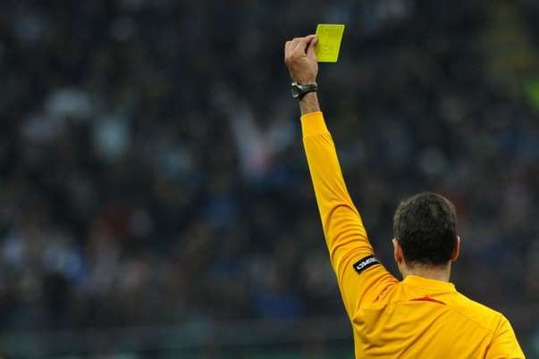 У чемпіонаті Австралії з футболу відтепер показуватимуть жовті картки тренерам