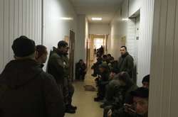  В приміщенні знаходяться близько 30 чоловік зі зброєю. 
 Фото: Страна 