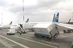 У «Борисполі» літак МАУ зіткнувся з вантажівкою