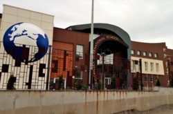 Журналісти показали, як змінилась за сепаратистів елітна школа в Донецьку, яку будував Ахметов