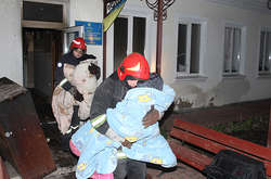 Рятувальники виносять дітей з вогню