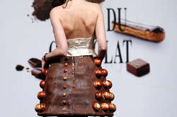 В Париже состоялся показ шоколадных платьев