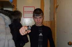 Смешные мачо: опасные фото с оружием из соцсетей