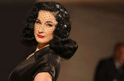 Вместо ботокса и пластики: Дита фон Тиз призналась, почему носит вуаль