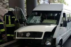 У Запоріжжі маршрутка влетіла в опору моста: є постраждалі