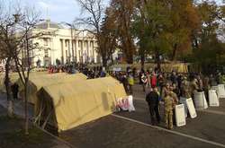 Протестувальники біля Ради вітають рішення Авакова прибрати поліцейську охорону наметового містечка