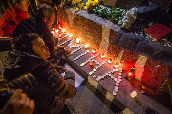 Сотня свеч и цветы: в Одессе почтили память Окуевой (фото)