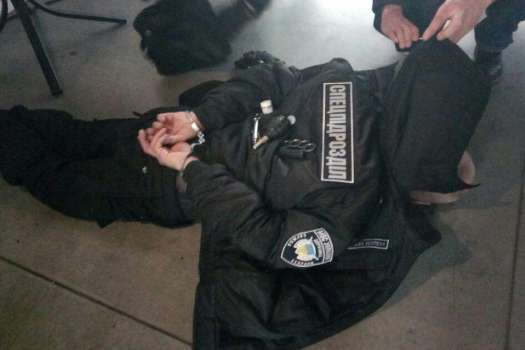 СБУ затримала у Києві озброєного росіянина у формі Нацполіції