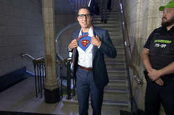 Прем’єр Канади прийшов на засідання парламенту у костюмі Супермена