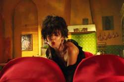 Настя Каменских начала сольную карьеру с очень стильного клипа