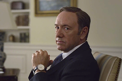 Девять коллег по сериалу «Карточный домик» обвинили Кевина Спейси в приставаниях