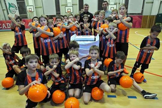 Срна подарував дітям-переселенцям з Донбасу м'ячі і футбольну форму (фото)