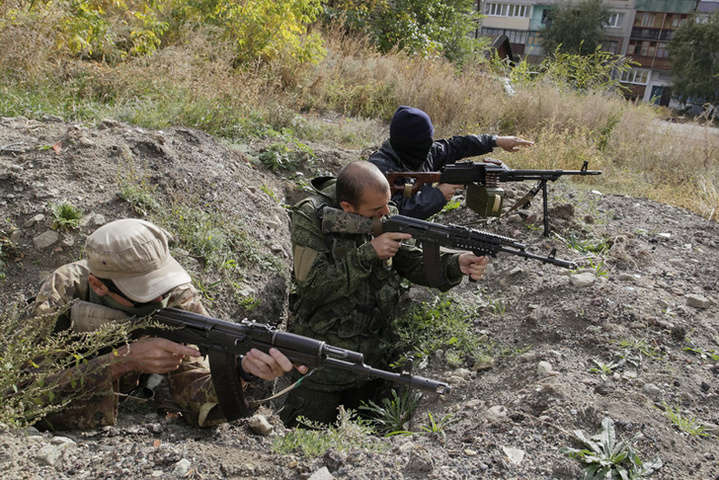 Доба на Донбасі: 29 ворожих обстрілів, трьох бійців АТО поранено