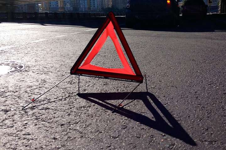 Смертельні перегони в Києві: Mercedes в’їхав у вантажівку