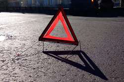 Смертельні перегони в Києві: Mercedes в’їхав у вантажівку