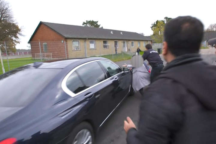 Автівка міністра міграції Данії збила біженця
