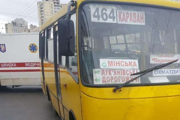 Стали відомі подробиці смертельного ДТП із маршруткою у Києві: загиблі виявились подружжям
