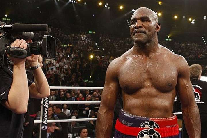 Чемпіон світу з боксу звинуватив Кличків у надмірних обіймах