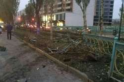 У столиці спортивна автівка влетіла у металевий паркан: фото