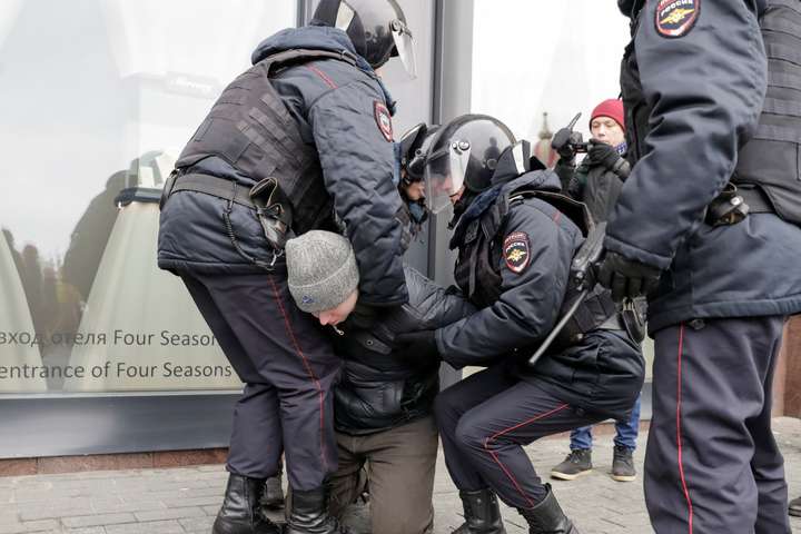 Протести в РФ: кількість затриманих зросла до 448 осіб